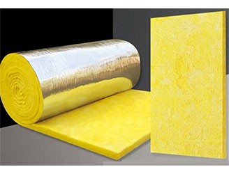 離心玻璃棉是采用石英砂、石灰石、白云石等天然礦石為主要原料，配合一些純堿、硼砂等化工原料熔成玻璃。在融化狀態(tài)下，采用獨(dú)有的離心技術(shù)工藝，借助外力吹制式甩成絮狀細(xì)纖維，纖維和纖維之間為立體交叉，互相纏繞